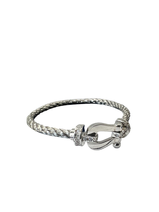 צמיד אוכף פרד אפור עשוי כסף 925 משובץ באבני מעבדה מותאם אישית לכל יד .